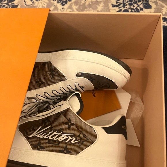 Authentic Louis Vuitton monogrammed sneakers Size 7UK 9 US. Like new! Beautiful! - Picture 8 of 12